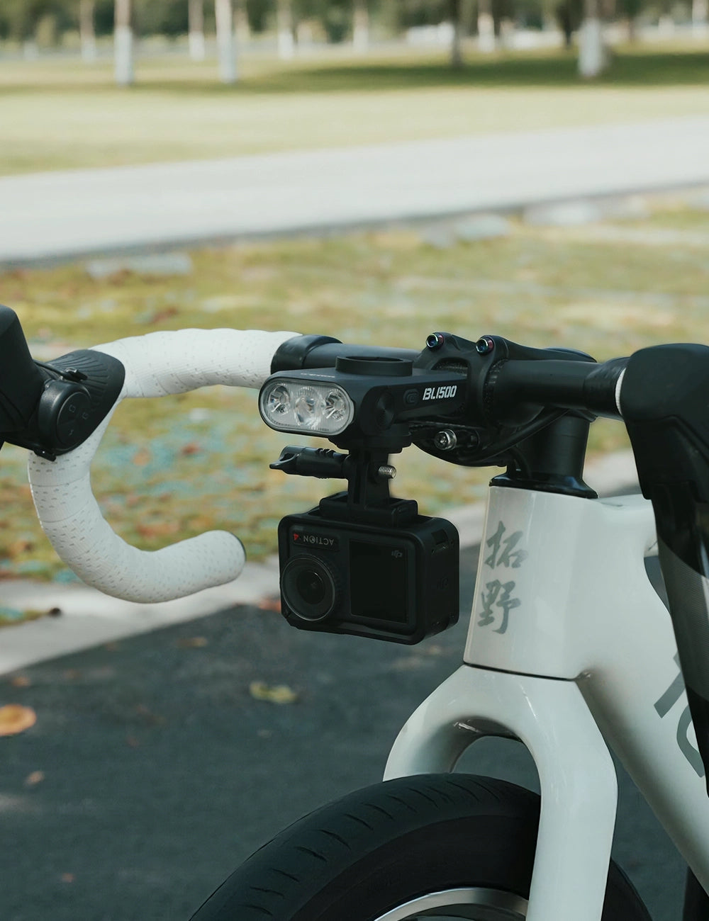 TOWILD BL1500 installed on a white road bike with an action camera beneath the handlebar mount.